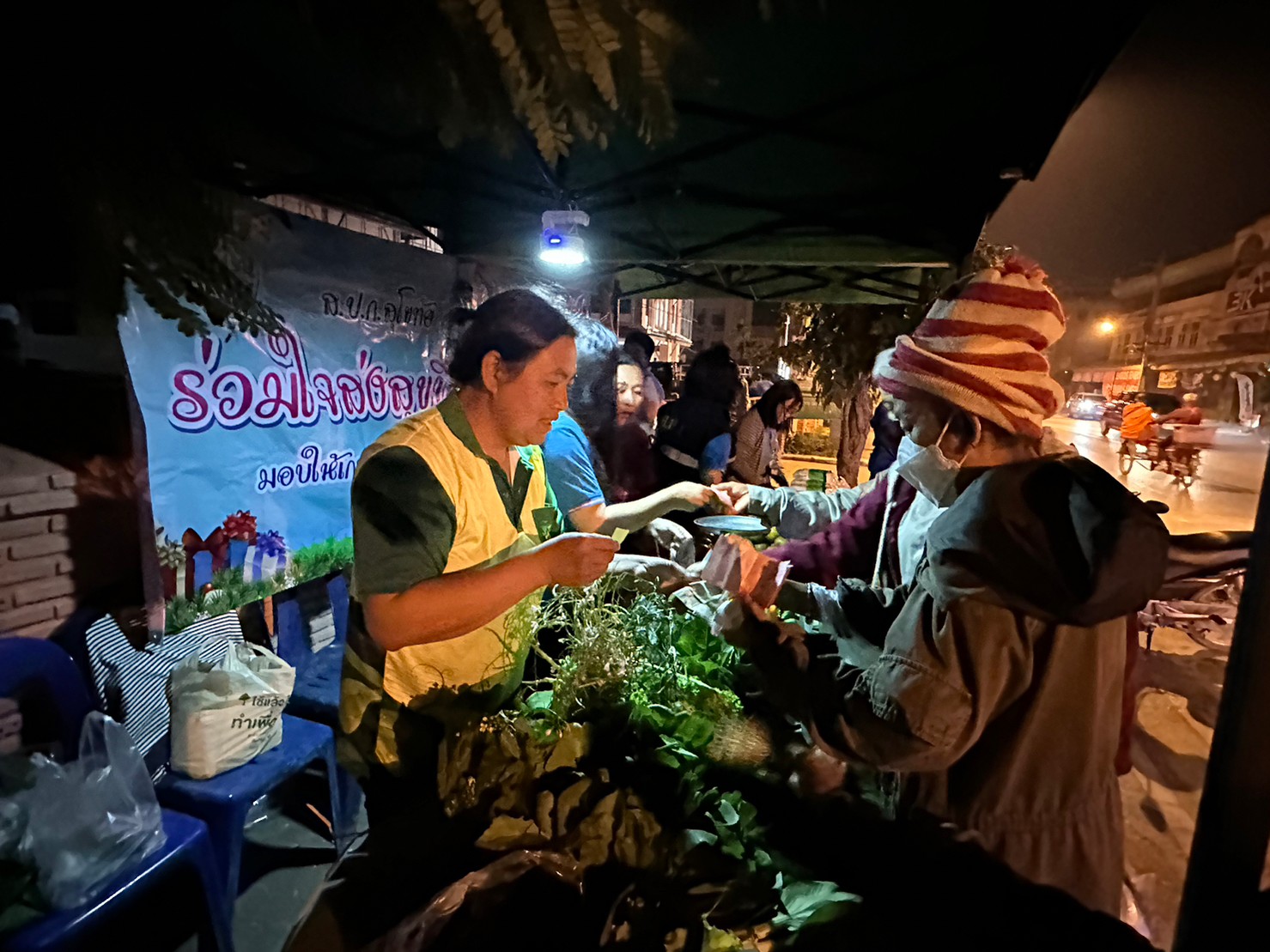 title - ส.ป.ก.สุโขทัย ร่วมใจส่งสุขปีใหม่ มอบให้ประชาชน
